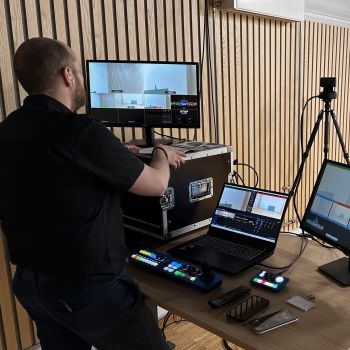 Stjernholm medarbejder arbejder på et Corporate Studio - Et professionelt studie til videoproduktion