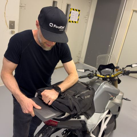 Andreas fra Stjernholm & Co pakker ubesvret den kompakte iodyne Pro Data storage lsning ned i sin motorcykeltaske
