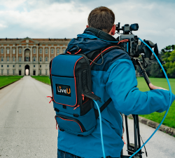 Mand livestreamer trdlst en begivenhed med et smukt slot ved hjlp fra LiveU lsning
