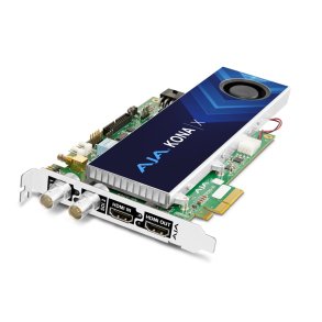 AJA KONA X PCIe 3.0 videokort set i vinklet perspektiv med synlige SDI- og HDMI-porte.