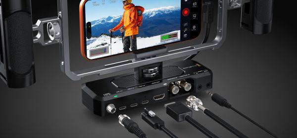 iPhone 17 Pro monteret i rig med Blackmagic Camera ProDock tilsluttet og kabler forbundet til HDMI, lyd og genlock.