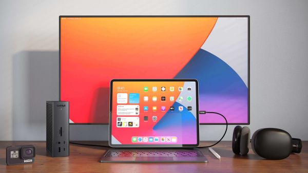 Dock tilsluttet iPad og ekstern skrm med GoPro og Apple-tilbehr p skrivebordet