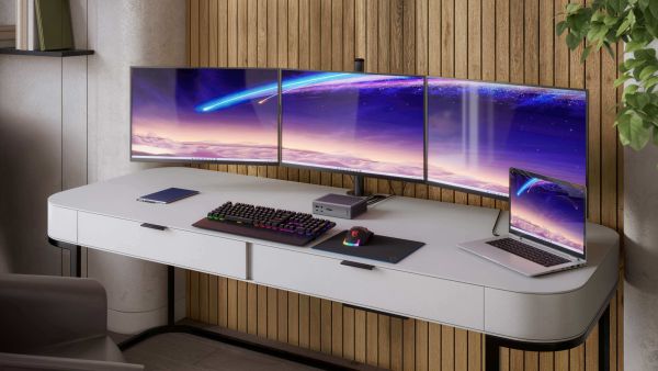 TS5 Plus dock i et mrkt, stilrent setup med MacBook og inputenheder til kreativt arbejde