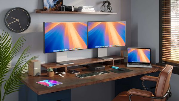 CalDigit TS5 Plus dock i moderne kontoropstning med dobbelt skrm, MacBook og forskellige enheder