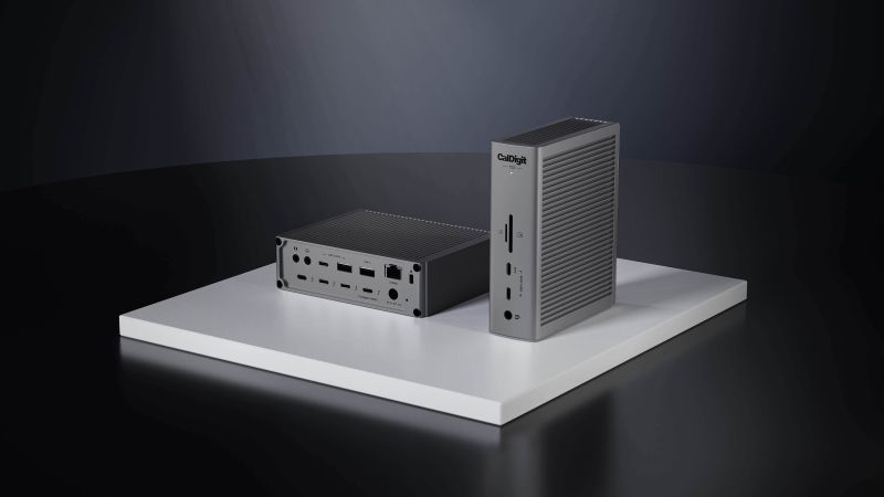 CalDigit TS5 dock med Thunderbolt 5 porte og aluminiumsdesign set fra skr vinkel