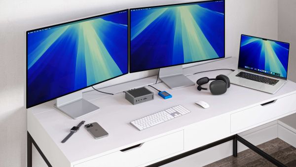 Caldigit TS5 dock placeret ved MacBook Pro og Apple Watch i minimalistisk kontor-setup.