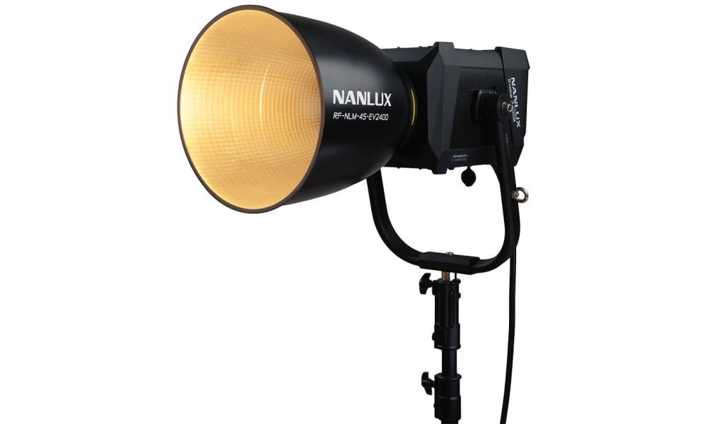 Nanlux Evoke 2400B Spot Light in Flight Case with 45 Reflector