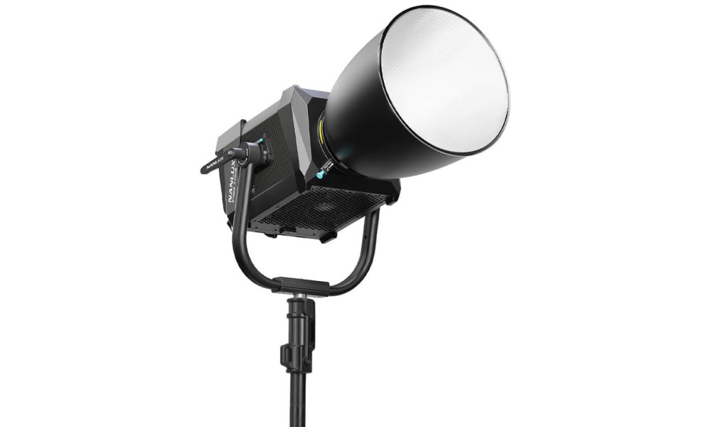 Nanlux Evoke 2400B Spot Light in Flight Case with 45 Reflector